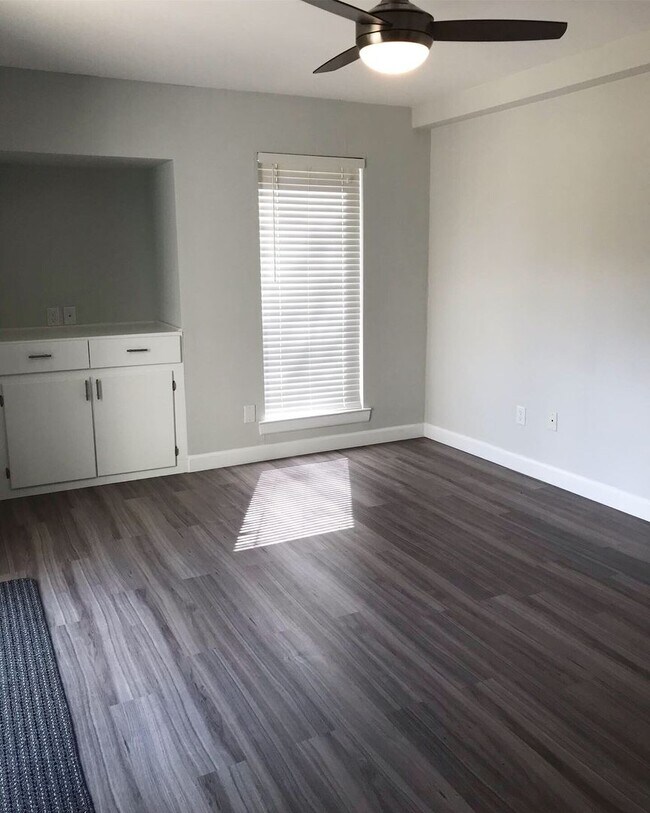 Building Photo - 2BD/1.5BA Townhouse located on the Germant...