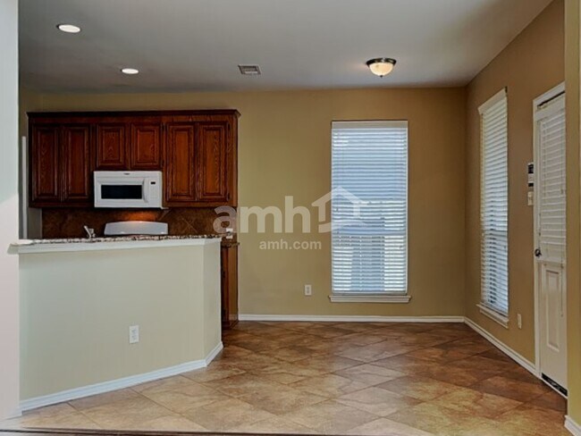 Foto del edificio - 2718 Lakecrest Way Dr