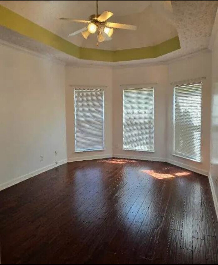 Foto principal - 3213 Hidden Creek Dr