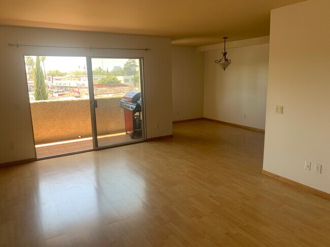 Sala de estar - 1422 Rock Glen Ave