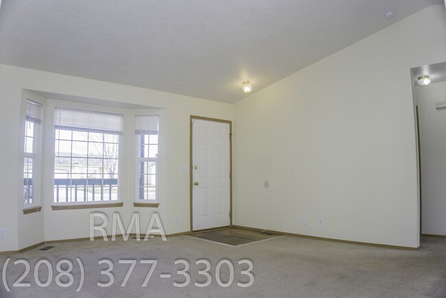 Building Photo - 3 Bedroom Home off Five Mile & Fairview