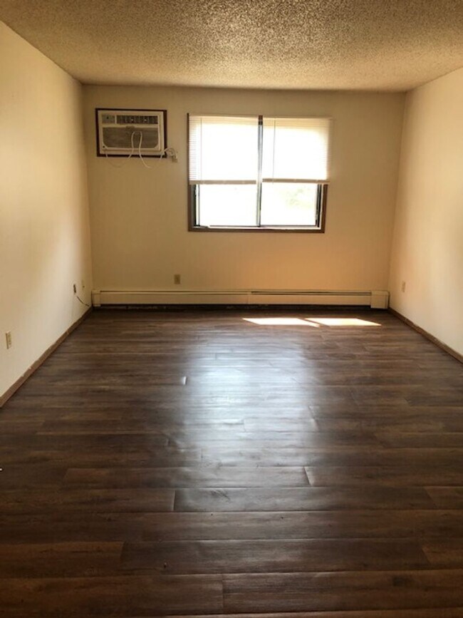 Foto del edificio - 2 bedroom west side Iowa City apartment