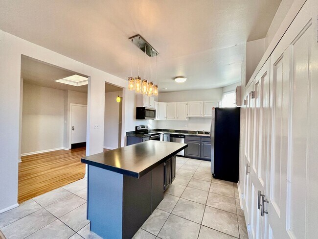 Building Photo - Beautiful 3 Bedroom (+ a 2 car garage) Lof...
