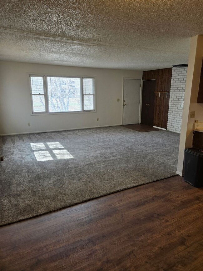 Building Photo - 318-320 N 19th Ave