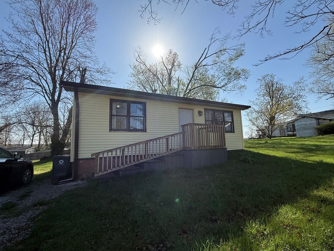 Primary Photo - 2 BDRM, 10 MONTH LEASE AVAIL AUGUST-MAY (2...