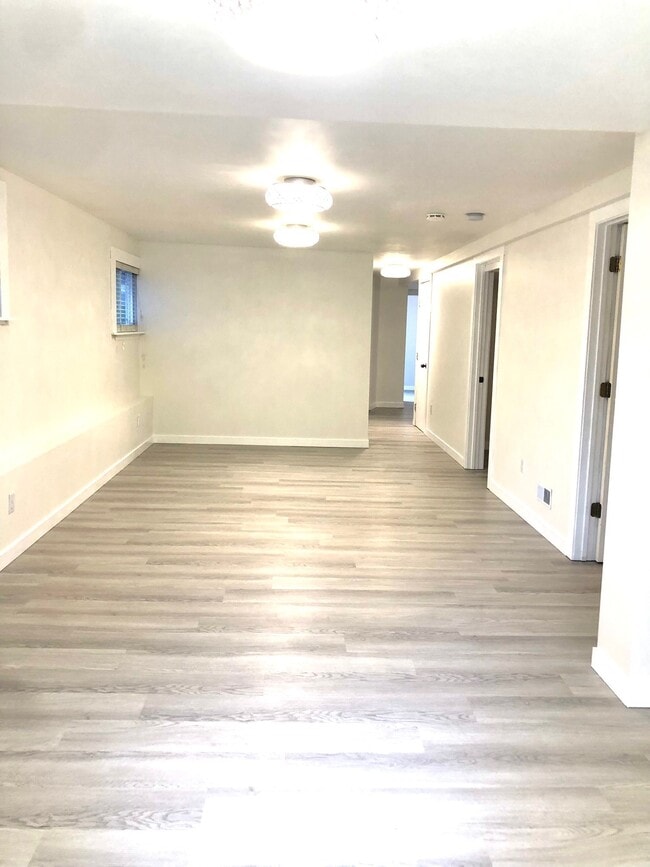 large living room - 876 19th Av W