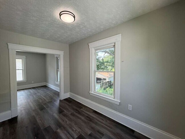 Foto del edificio - Comfortable & Convenient West Side Living