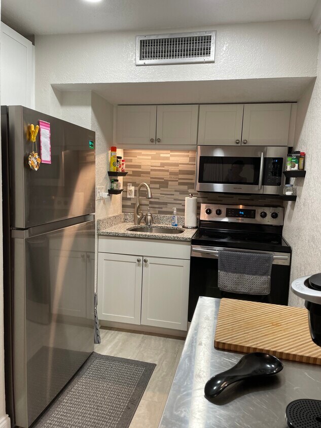 Foto principal - 1200 Colonnades Dr
