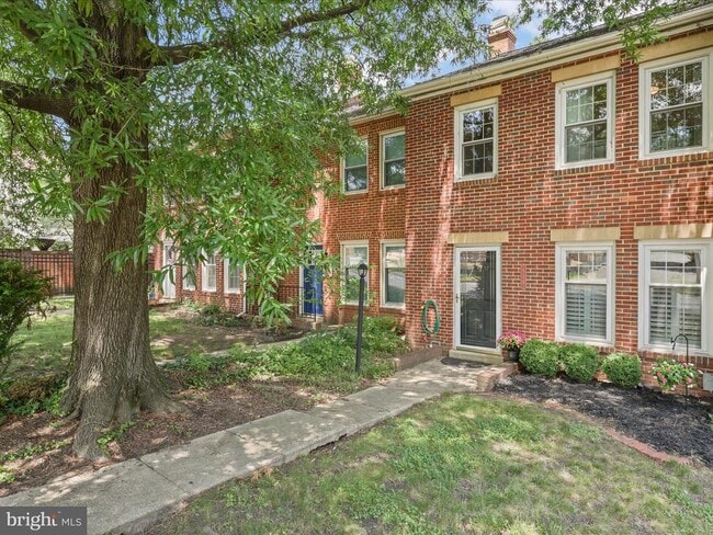Building Photo - 811 Gibbon St