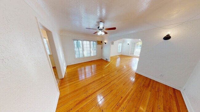 Building Photo - 252 S Rexford Dr