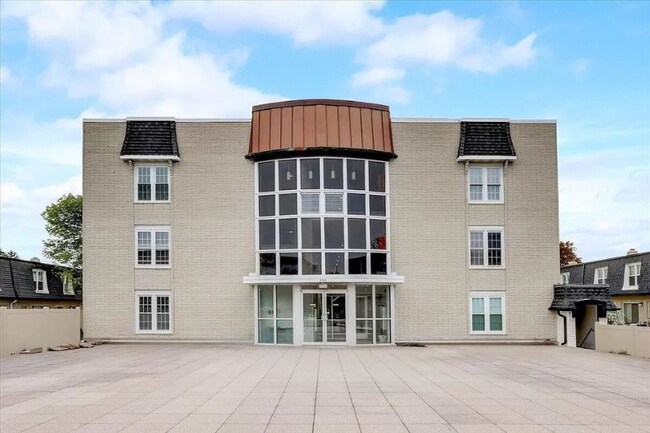 Foto del edificio - 9500 N Green Bay Rd