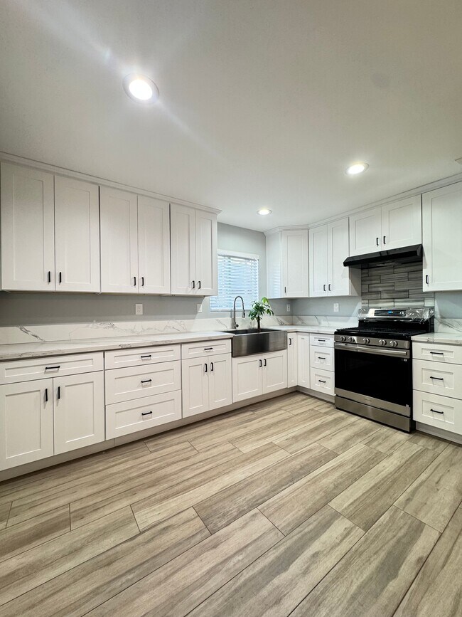 Foto del edificio - 1648 W 83rd St