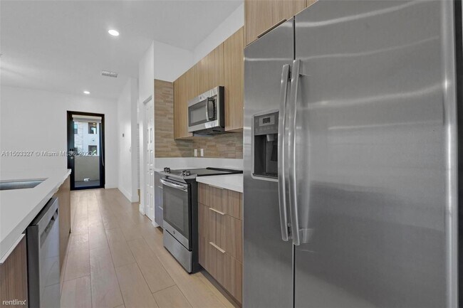 Foto del edificio - 3 br, 2 bath House - 7855 NW 104th Ave Apt 21