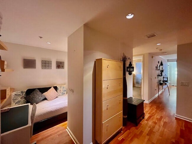 Foto del edificio - Rare luxury downtown condo w/parking, pool, hot tub and roof deck w/Bay Bridge Views!