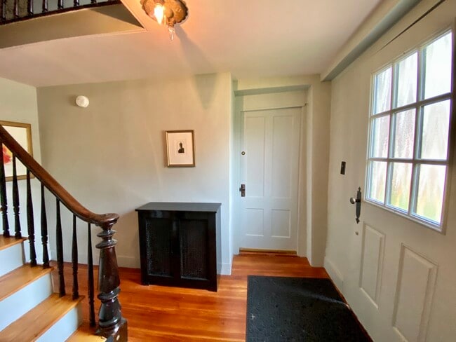 Building Photo - 206 Elm St