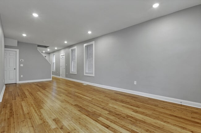 Building Photo - 741 E Mound St