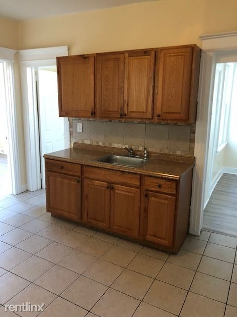 Building Photo - 3 br, 1 bath  - 11 Truman St Fl 2