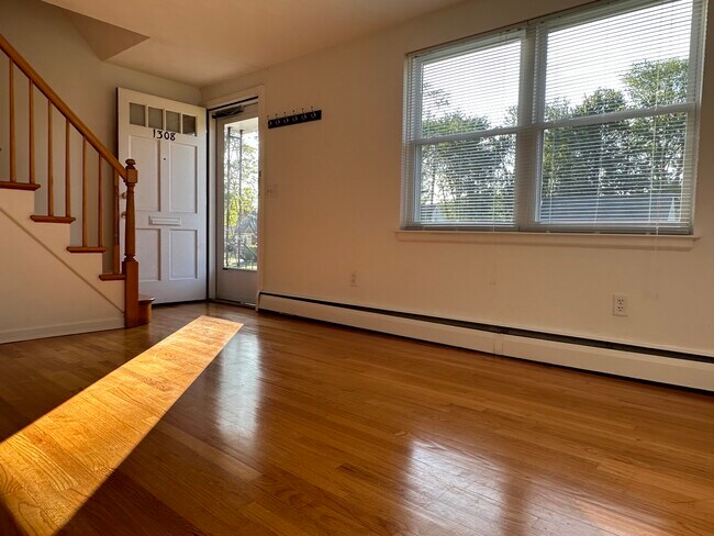 Hermosos pisos de madera de roble - 1308 Slater Rd