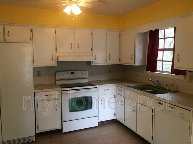 Building Photo - 12880 Hartung Ave