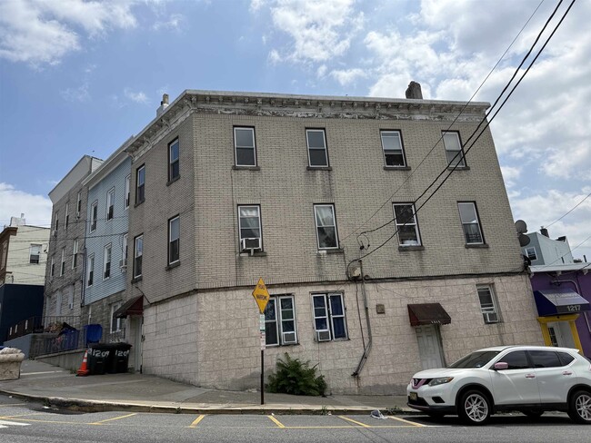 Building Photo - 1209 43rd St