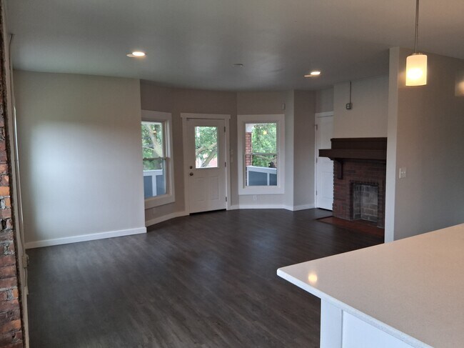 Amplia sala de estar - 517 Lagrange St