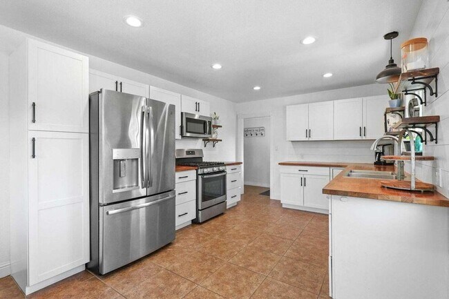 Building Photo - Furnished $2100 or Unfurnished $1900 home ...