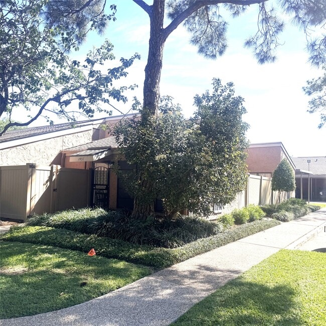 Building Photo - 2457 Briarwest Blvd