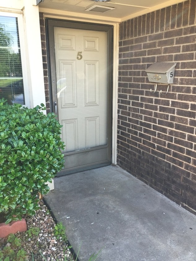 Primary Photo - 2828 Croydon Ct