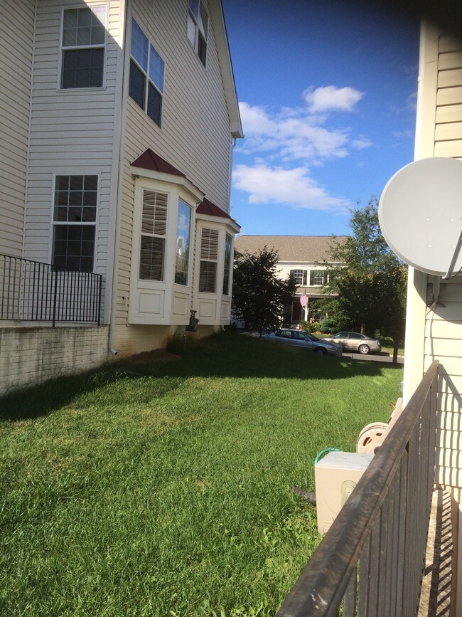 Área para caminar hacia la parte trasera de la casa. - 9028 Woodpecker Ct