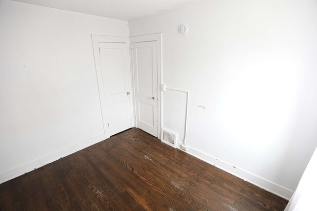 Building Photo - 826 Pennoyer Ave