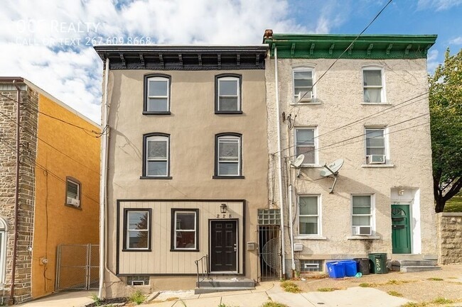 Building Photo - 228 Hermitage St