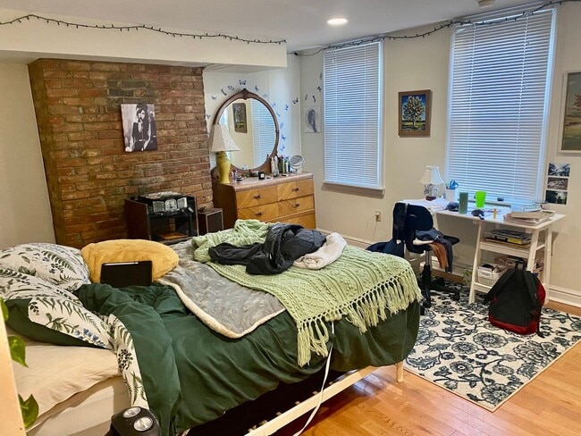 Building Photo - Spacious 4 Bedroom  in Slopes w/ Laundry &...