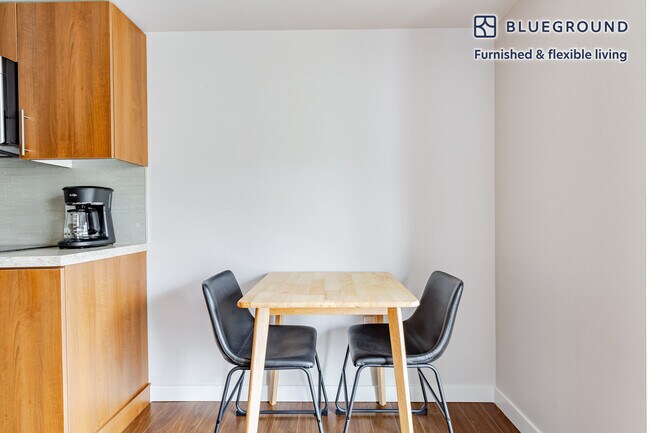 Foto del edificio - 10333 Main St