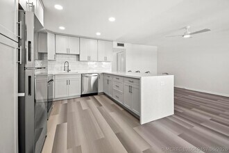 Building Photo - 4047 Lincoln C