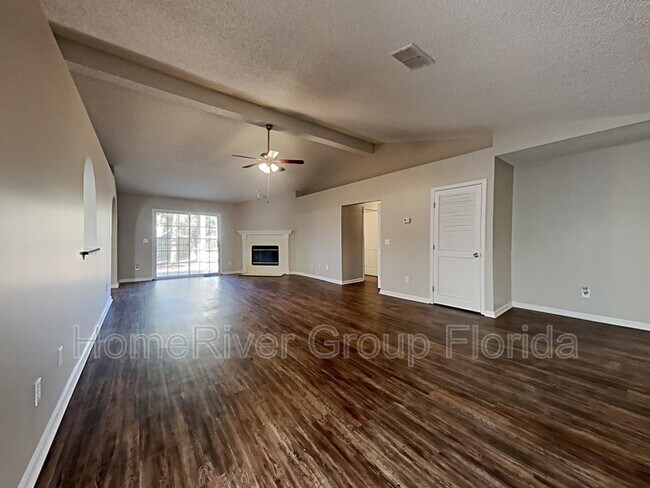 Foto del edificio - 7875 MacDougall Dr