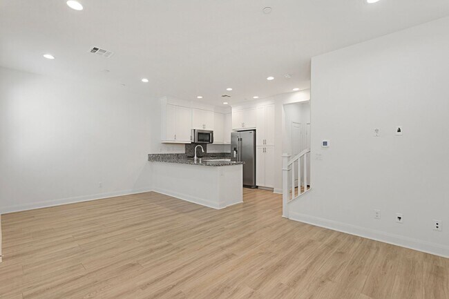 Building Photo - 2116 Solara Ln
