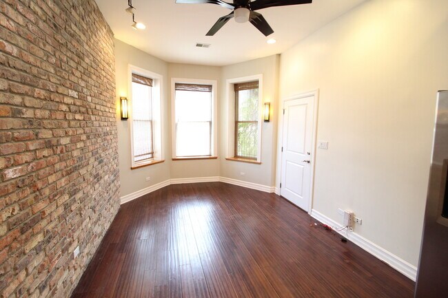 Foto del edificio - 1744 W Augusta Blvd