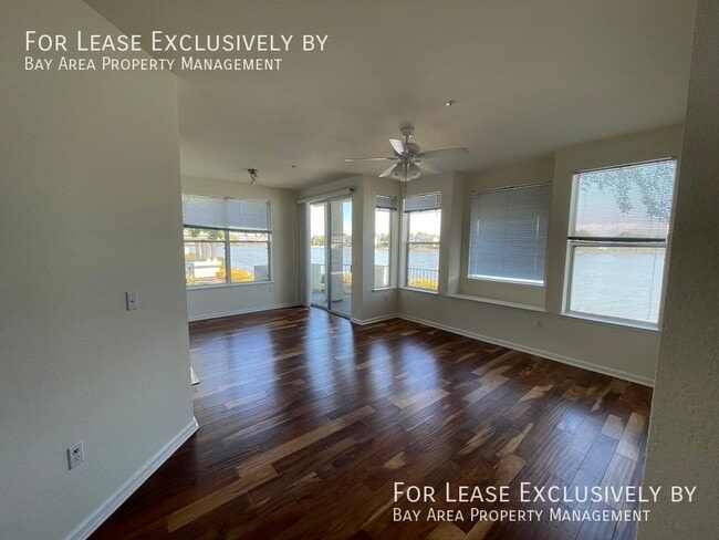 Building Photo - Updated 2 Bed/2 Bath with 180-degree view ...