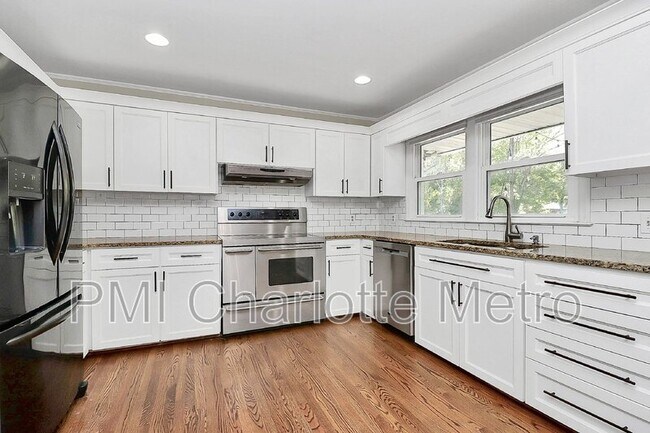Foto del edificio - 5933 Wedgewood Dr