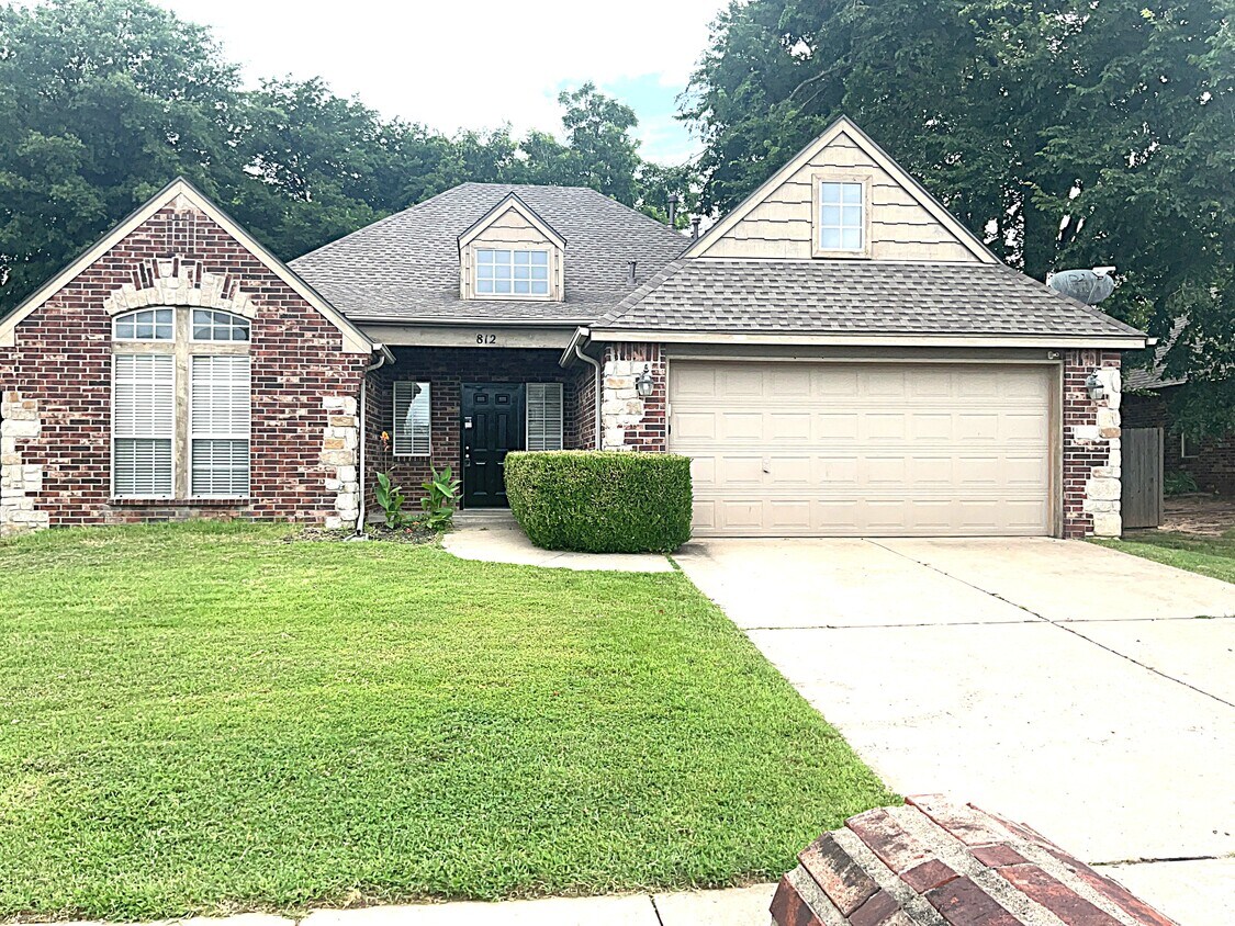 Foto principal - 812 West Granger St N