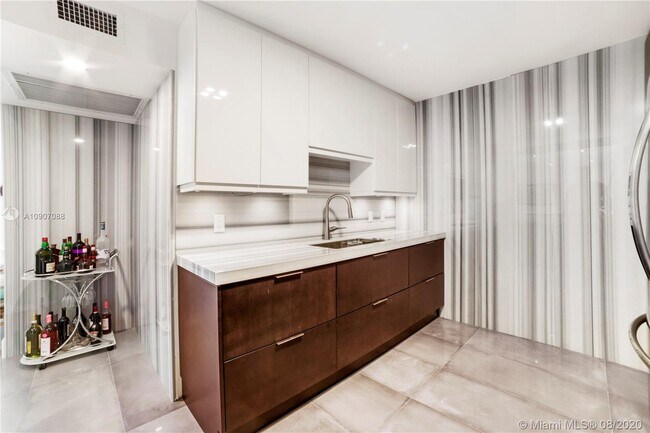 Building Photo - 5555 Collins Ave
