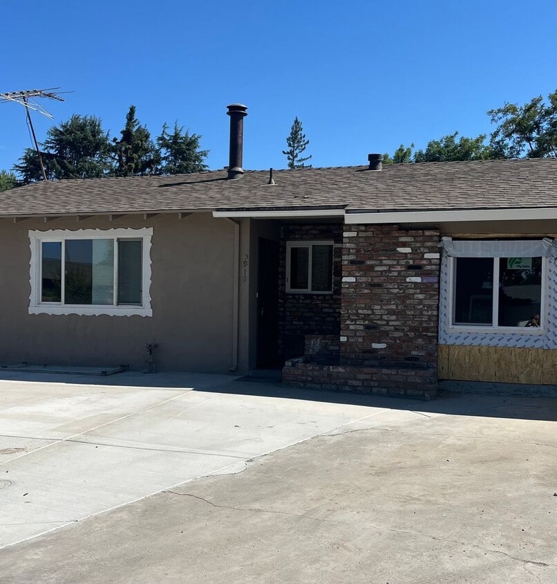Primary Photo - Spacious 4 BD/2 Bath in centrally located ...