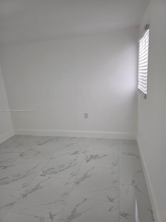 Foto del edificio - 3060 NW 98th St