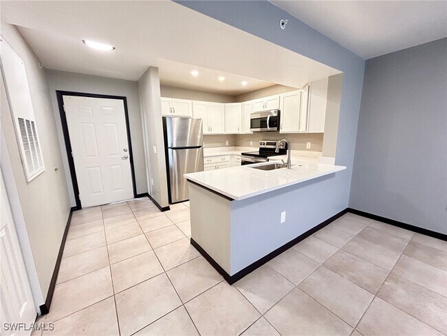 Foto del edificio - 8284 Key Royal Cir