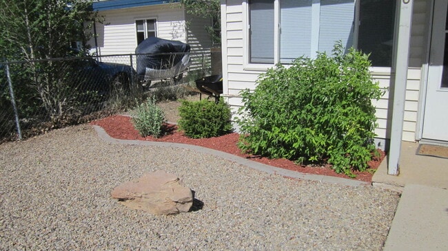 Building Photo - Lovely Fully Furnished 2 bed, 1 bath home