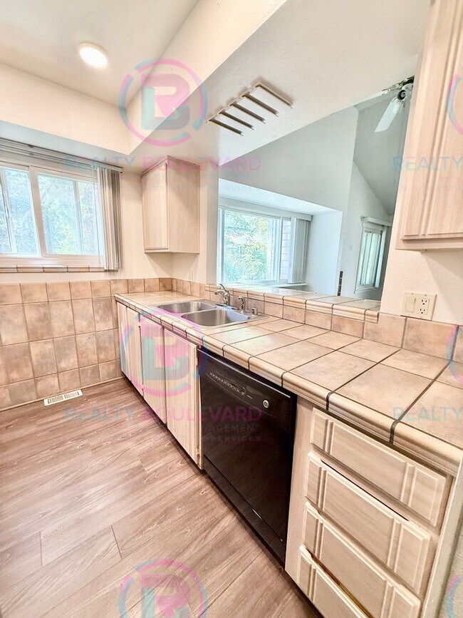 Foto del edificio - This stunning two-bedroom, two-bathroom to...