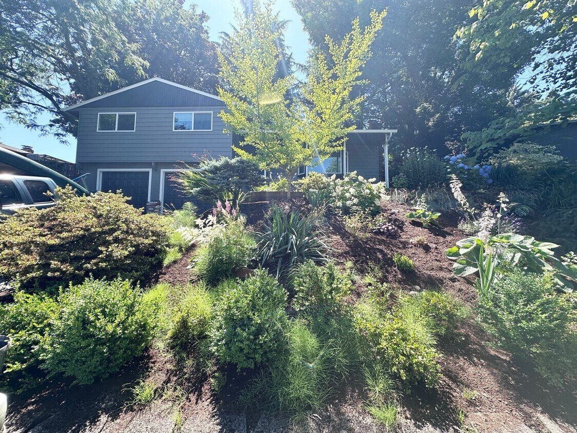 Foto principal - Modern Home 4 Bed 2.5 Bath in Gresham Butte!