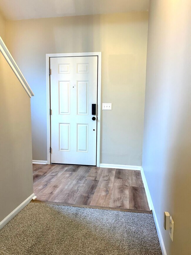 Foto del edificio - Charming 3-Bedroom Home with Modern Amenities and Elegant Finishes