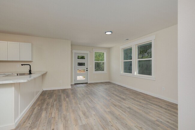 Foto del edificio - BRAND NEW 3 Bedroom | 2 Bathroom | 2 Car G...