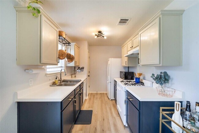 Foto del edificio - 5232 Hutchinson Dr